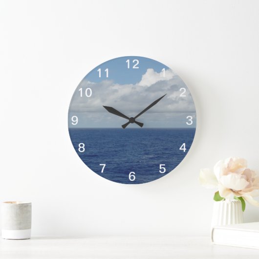 Blaue Ozeane und flauschige Wolken mit nummerierte Große Wanduhr (Zuhause)