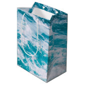 Blaue Ozeanwellen Mittlere Geschenktüte (Rückseite Schrägansicht)