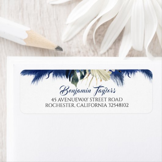 Blaue Pampasgras und tropische Blätter (Insitu)