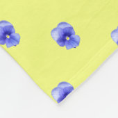 Blaue Pansy auf Gelb - Fleece Blanket (Ecke)