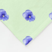 Blaue Pansy auf Mint - Fleece Blanket (Ecke)