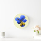 Blaue Pansy-Wanduhr Runde Wanduhr (Zuhause)