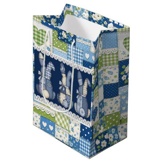 Blaue Patchwork-Hasen Mittlere Geschenktüte (Vorderseite Schrägansicht)