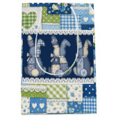 Blaue Patchwork-Hasen Mittlere Geschenktüte (Vorderseite)