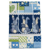 Blaue Patchwork-Hasen Mittlere Geschenktüte (Rückseite)