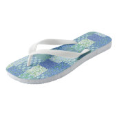 Blaue Periwinkle-Blumen-Boho-Faux-Patchwork-Muster Badesandalen (Schrägansicht)