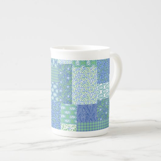 Blaue Periwinkle-Blumen-Boho-Faux-Patchwork-Muster Porzellantasse (Vorderseite Rechts)