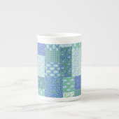Blaue Periwinkle-Blumen-Boho-Faux-Patchwork-Muster Porzellantasse (Vorderseite)