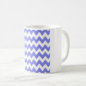 Blaue Periwinkle-Chevron – Knackig Weiße Zickzack Kaffeetasse (VorderseiteRechts)