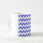 Blaue Periwinkle-Chevron – Knackig Weiße Zickzack Kaffeetasse (Vorderseite Links)
