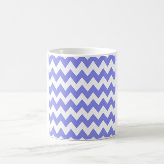 Blaue Periwinkle-Chevron – Knackig Weiße Zickzack Kaffeetasse (Mittel)