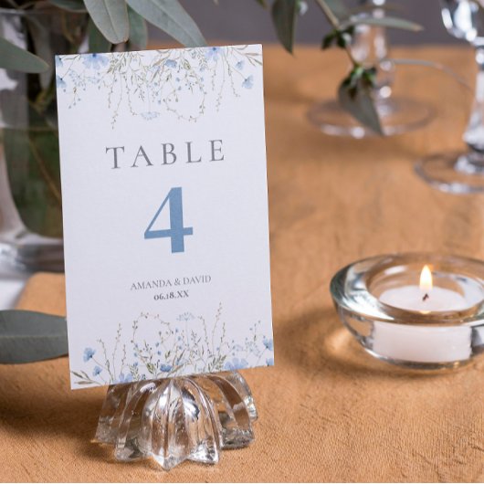 Blaue Periwinkle-Wildblumenhochzeit Tischnummer