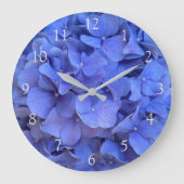 Blaue Perwinkle, elegante Blumenhydrangeas Große Wanduhr (Vorderseite)