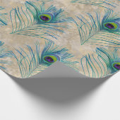 Blaue Pfauenfedern auf hellbraun Geschenkpapier (Ecke)