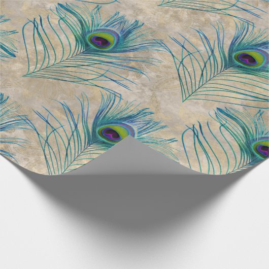 Blaue Pfauenfedern auf hellbraun Geschenkpapier (Ecke)