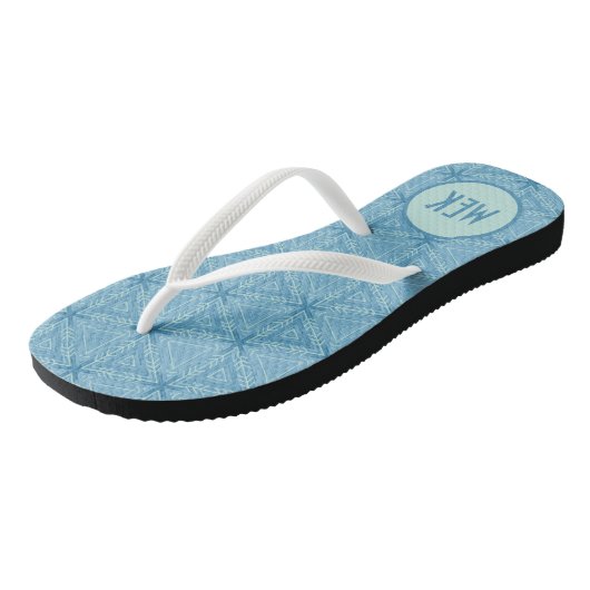 Blaue Pfeilvorlage mit Monogramm Badesandalen (Schrägansicht)