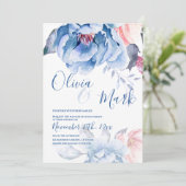 Blaue Pfirsichblume Niedliche Script Hochzeit Einladung (Stehend Vorderseite)