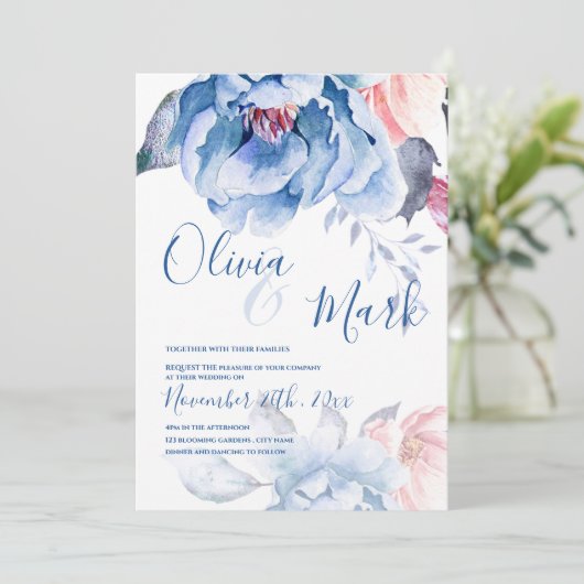 Blaue Pfirsichblume Niedliche Script Hochzeit Einladung (Stehend Vorderseite)