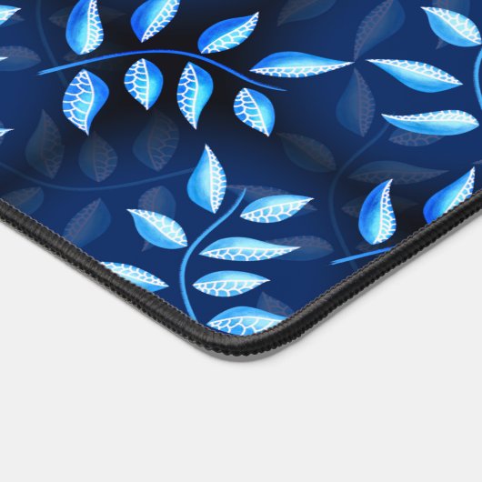 Blaue Pflanze dunkles botanisches Muster Schreibtischunterlage (Ecke)