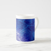 Blaue Pine Holiday China Tasse (Vorderseite Rechts)