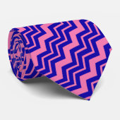 Blaue Pink Chevron-Zickzack-Design  Krawatte (Gerollt)