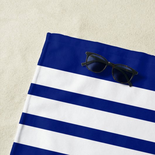 Blaue Piranha-Fische auf Navy Blue und White Strip Strandtuch (Beispiel)