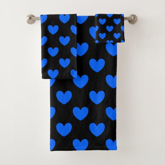 Blaue Polka-Herzen auf schwarz Badhandtuch Set (Insitu)