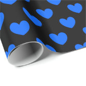 Blaue Polka-Herzen auf schwarz Geschenkpapier (Rolleneckpunkt)
