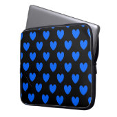 Blaue Polka-Herzen auf schwarz Laptopschutzhülle (Vorderseite Links)