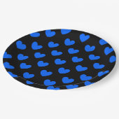 Blaue Polka-Herzen auf schwarz Pappteller (Schrägansicht)
