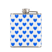 Blaue Polka-Herzen auf weiß Flachmann (Rückseite)
