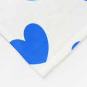 Blaue Polka-Herzen auf weiß Fleecedecke (Ecke)