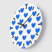 Blaue Polka-Herzen auf weiß Große Wanduhr (Winkel)