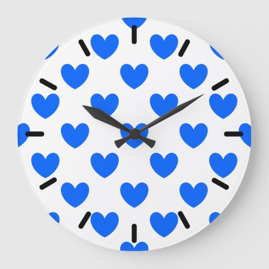Blaue Polka-Herzen auf weiß Große Wanduhr (Vorderseite)