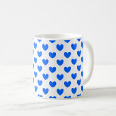 Blaue Polka-Herzen auf weiß Kaffeetasse (VorderseiteRechts)