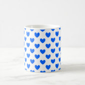 Blaue Polka-Herzen auf weiß Kaffeetasse (Mittel)