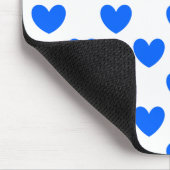 Blaue Polka-Herzen auf weiß Mousepad (Ecke)