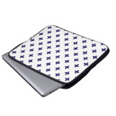 Blaue Polka-Kreuze in Weiß Laptopschutzhülle (Vorne Knopf)