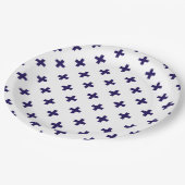 Blaue Polka-Kreuze in Weiß Pappteller (Schrägansicht)