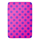 Blaue Polka-Punkte auf Fuchsia Badematte (Vorderseite Vertikal)