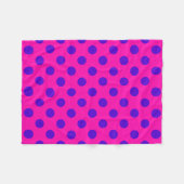 Blaue Polka-Punkte auf Fuchsia Fleecedecke (Vorderseite (Horizontal))