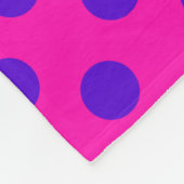 Blaue Polka-Punkte auf Fuchsia Fleecedecke (Ecke)
