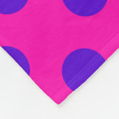 Blaue Polka-Punkte auf Fuchsia Fleecedecke (Ecke)