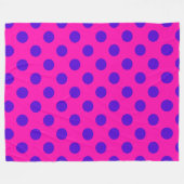 Blaue Polka-Punkte auf Fuchsia Fleecedecke (Vorderseite (Horizontal))