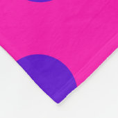 Blaue Polka-Punkte auf Fuchsia Fleecedecke (Ecke)