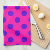 Blaue Polka-Punkte auf Fuchsia Geschirrtuch (Viertel Falte)