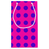 Blaue Polka-Punkte auf Fuchsia Kleine Geschenktüte (Rückseite)