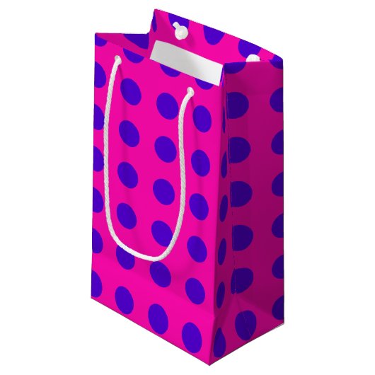 Blaue Polka-Punkte auf Fuchsia Kleine Geschenktüte (Vorderseite Schrägansicht)