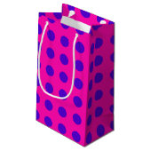 Blaue Polka-Punkte auf Fuchsia Kleine Geschenktüte (Rückseite Schrägansicht)