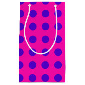 Blaue Polka-Punkte auf Fuchsia Kleine Geschenktüte (Vorderseite)